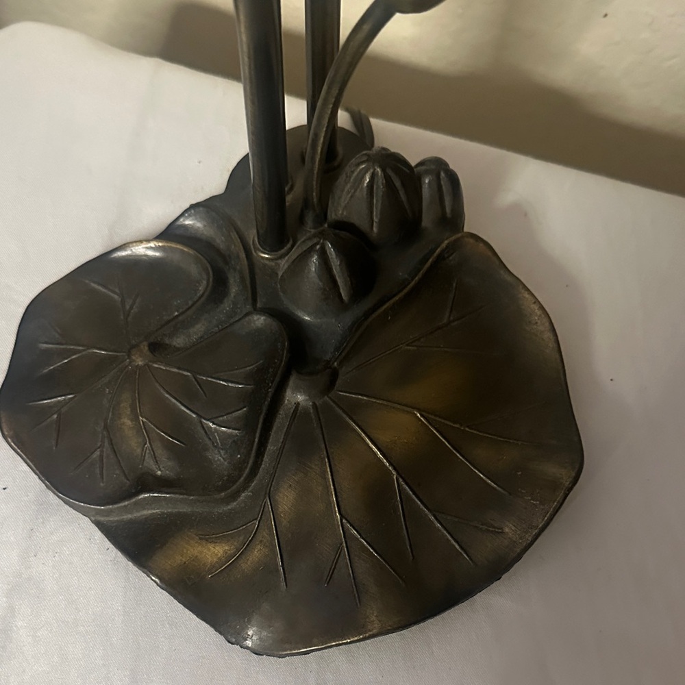 Elegant Bronze Leaf Table Lamp - Picture 5 of 7